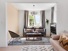 Sanders Charm - Chic 2-bdr Apt With Shared Garden