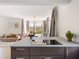 Sanders Charm - Chic 2-bdr Apt With Shared Garden