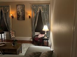 1 Br Private Victorian Apt in Convenient City Location on Half Acre Sl
