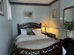 1 Br Private Victorian Apt in Convenient City Location on Half Acre Sl