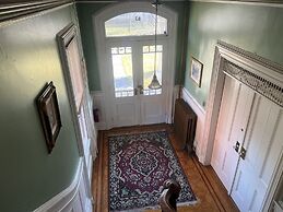 1 Br Private Victorian Apt in Convenient City Location on Half Acre Sl