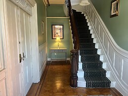 1 Br Private Victorian Apt in Convenient City Location on Half Acre Sl
