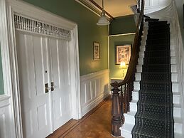 1 Br Private Victorian Apt in Convenient City Location on Half Acre Sl