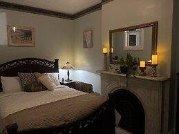 1 Br Private Victorian Apt in Convenient City Location on Half Acre Sl