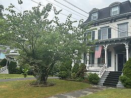 1 Br Private Victorian Apt in Convenient City Location on Half Acre Sl