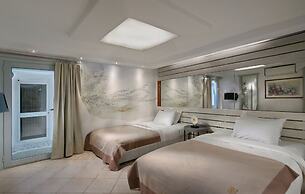 Paraga Scorpios Villa1 hot tub 7 Mins Walk to Beach by Calypso Sunset 