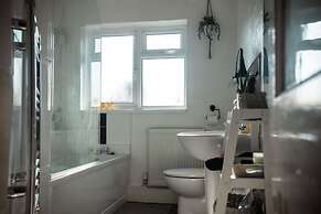 Cosy 1 Bed Apt in Lincoln With Amenities & Parking,