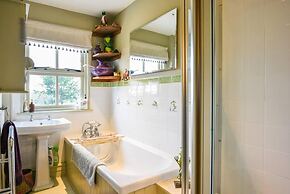 Lovely 4-bed House in Village of Sandhurst