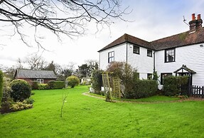 Lovely 4-bed House in Village of Sandhurst