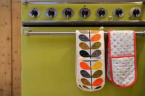 Lovely 4-bed House in Village of Sandhurst