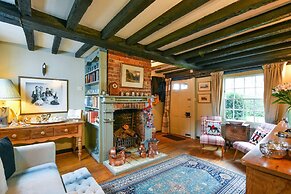 Lovely 4-bed House in Village of Sandhurst