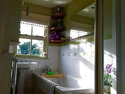 Lovely 4-bed House in Village of Sandhurst