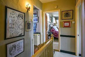 Lovely 4-bed House in Village of Sandhurst