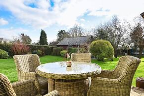 Lovely 4-bed House in Village of Sandhurst