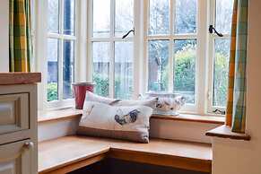 Lovely 4-bed House in Village of Sandhurst