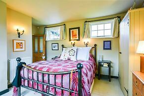 Lovely 4-bed House in Village of Sandhurst