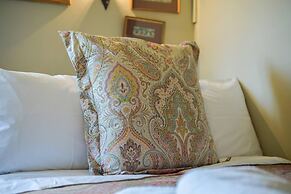 Lovely 4-bed House in Village of Sandhurst