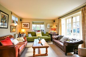 Lovely 4-bed House in Village of Sandhurst