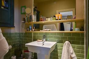 Lovely 4-bed House in Village of Sandhurst