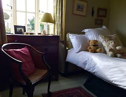 Lovely 4-bed House in Village of Sandhurst