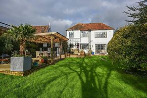 Lovely 4-bed House in Village of Sandhurst