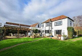 Lovely 4-bed House in Village of Sandhurst