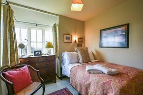 Lovely 4-bed House in Village of Sandhurst