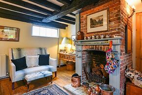 Lovely 4-bed House in Village of Sandhurst