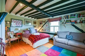 Lovely 4-bed House in Village of Sandhurst