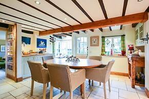 Lovely 4-bed House in Village of Sandhurst