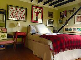 Lovely 4-bed House in Village of Sandhurst