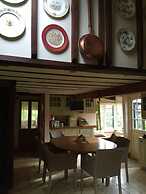 Lovely 4-bed House in Village of Sandhurst