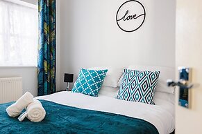 Newly Refurbished Charming 3-bed House in Barking