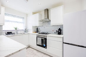 Newly Refurbished Charming 3-bed House in Barking