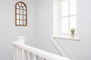 Newly Refurbished Charming 3-bed House in Barking