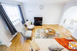 Newly Refurbished Charming 3-bed House in Barking