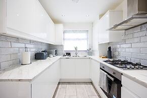 Newly Refurbished Charming 3-bed House in Barking