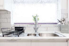 Newly Refurbished Charming 3-bed House in Barking