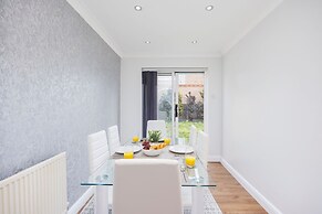 Newly Refurbished Charming 3-bed House in Barking