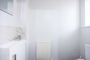 Newly Refurbished Charming 3-bed House in Barking