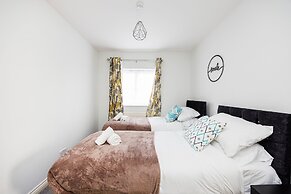 Newly Refurbished Charming 3-bed House in Barking