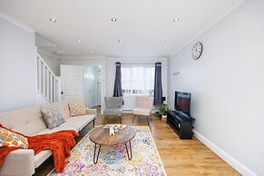 Newly Refurbished Charming 3-bed House in Barking