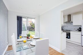 Newly Refurbished Charming 3-bed House in Barking