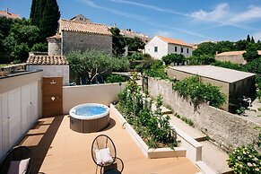 Kala Luxury rooms by DuHomes