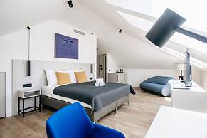 Kala Luxury rooms by DuHomes