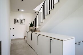 Kala Luxury rooms by DuHomes