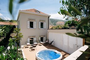 Kala Luxury rooms by DuHomes