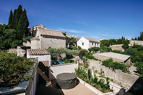 Kala Luxury rooms by DuHomes