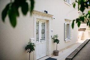 Kala Luxury rooms by DuHomes