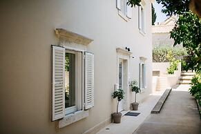 Kala Luxury rooms by DuHomes